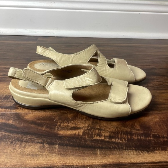 Clark Artisan Beige Leather Athletic Hook & Loop Comfort Sandal Size 10N - Picture 8 of 12